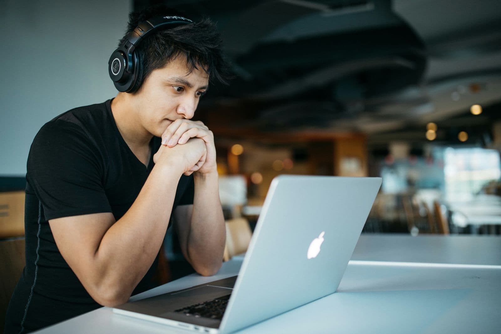 Travail concentré au casque, ambiance café