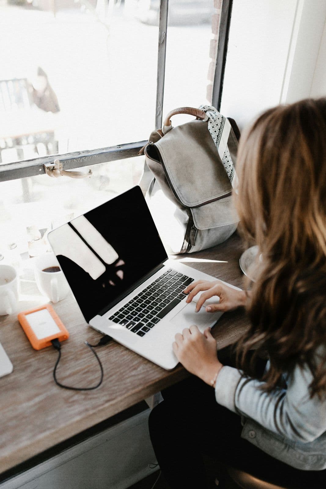 Espace de travail hybride — ordinateur portable, lumière naturelle
